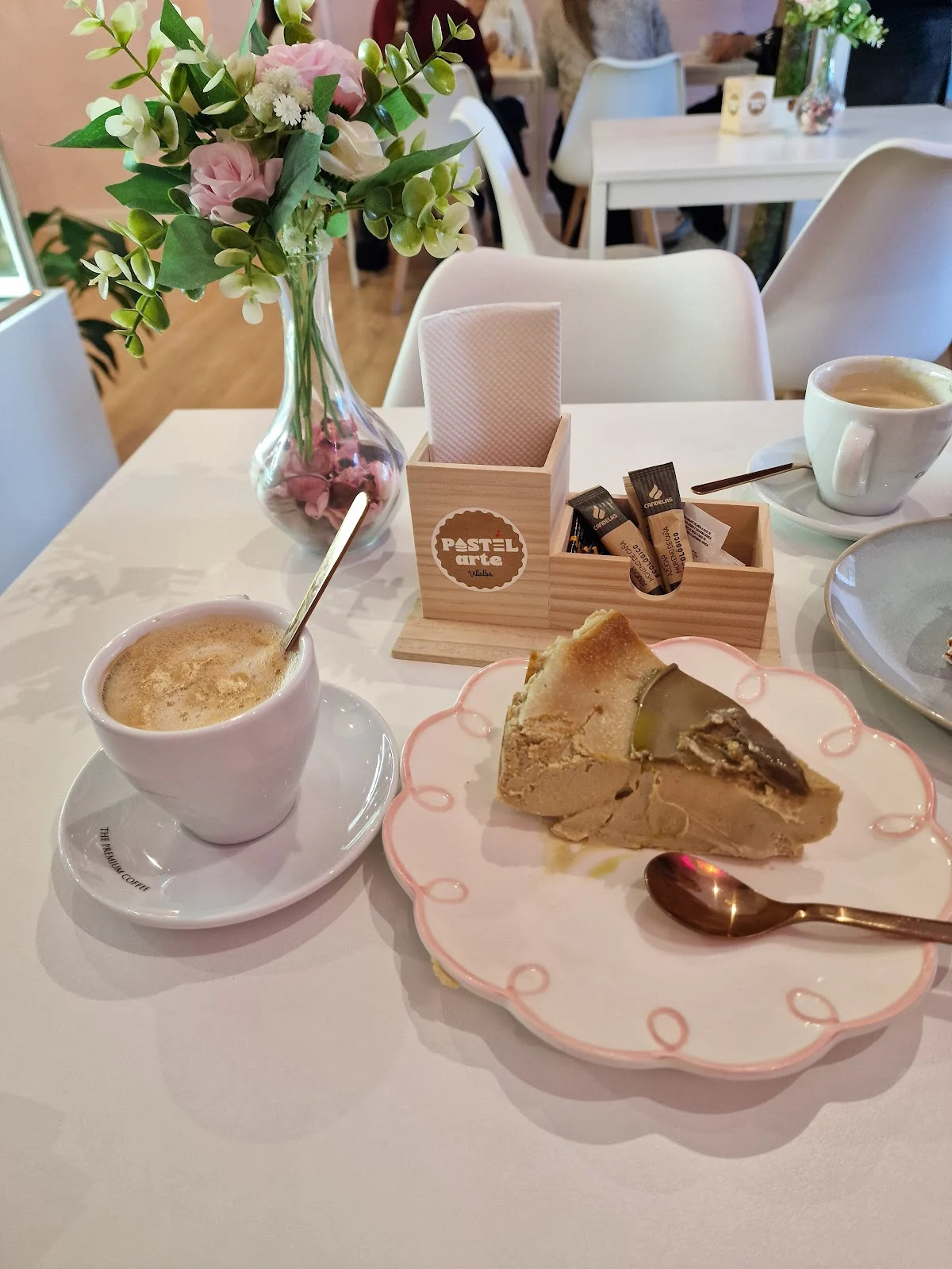 Porción de tarta con café al lado