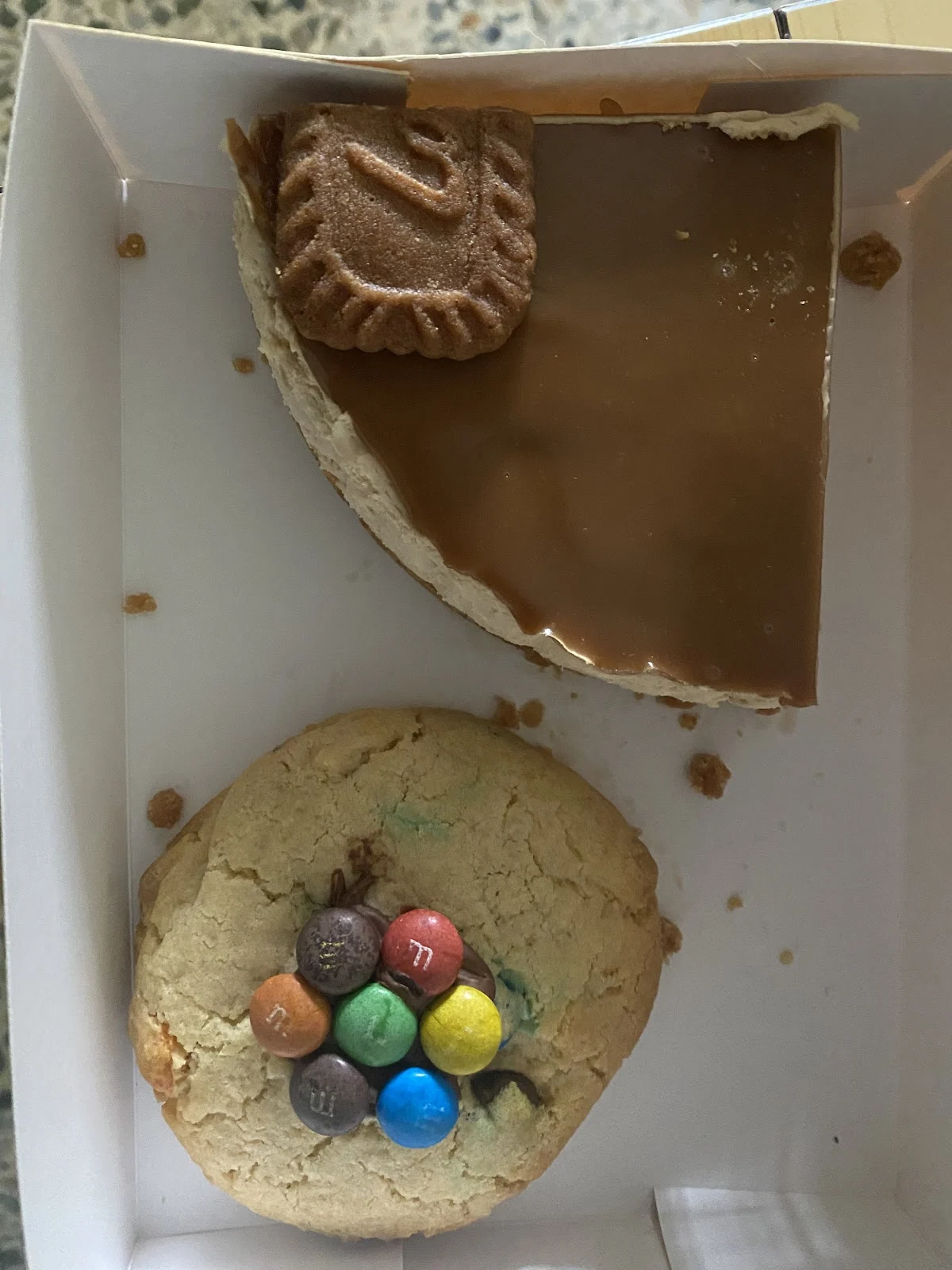 Cookie de M&M's partida por la mitad