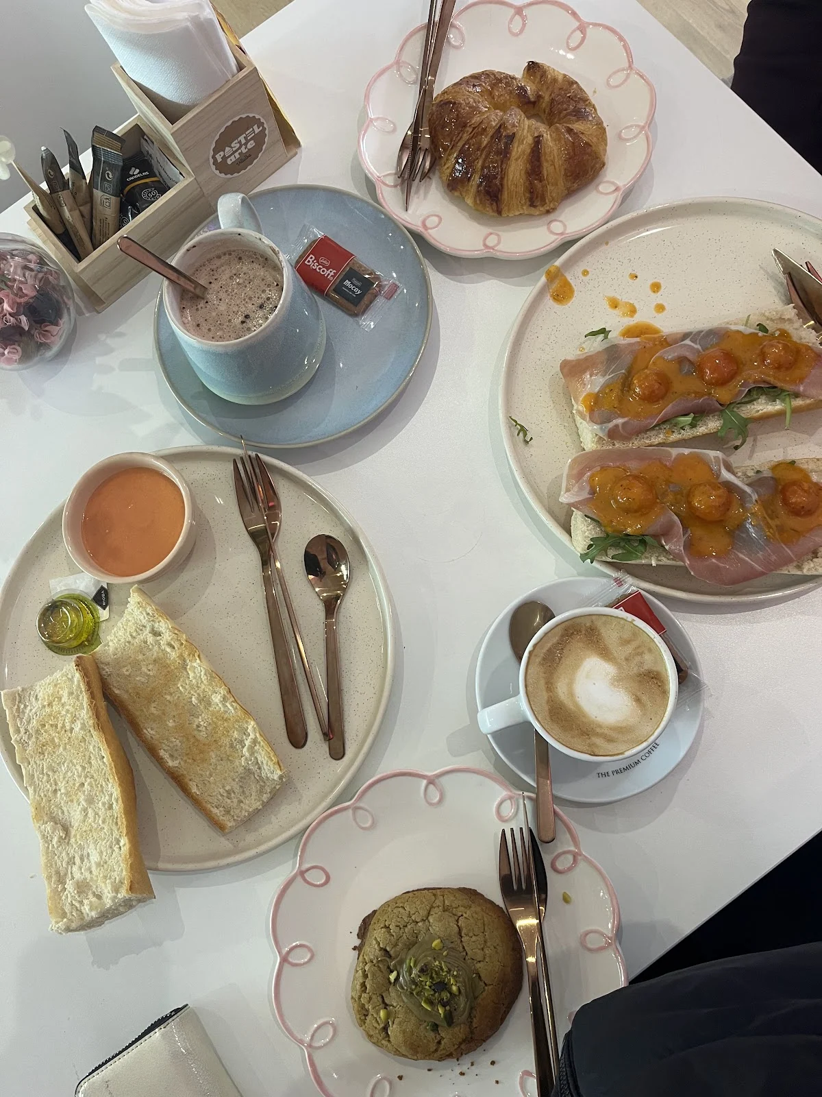 Desayuno completo con café y bollería