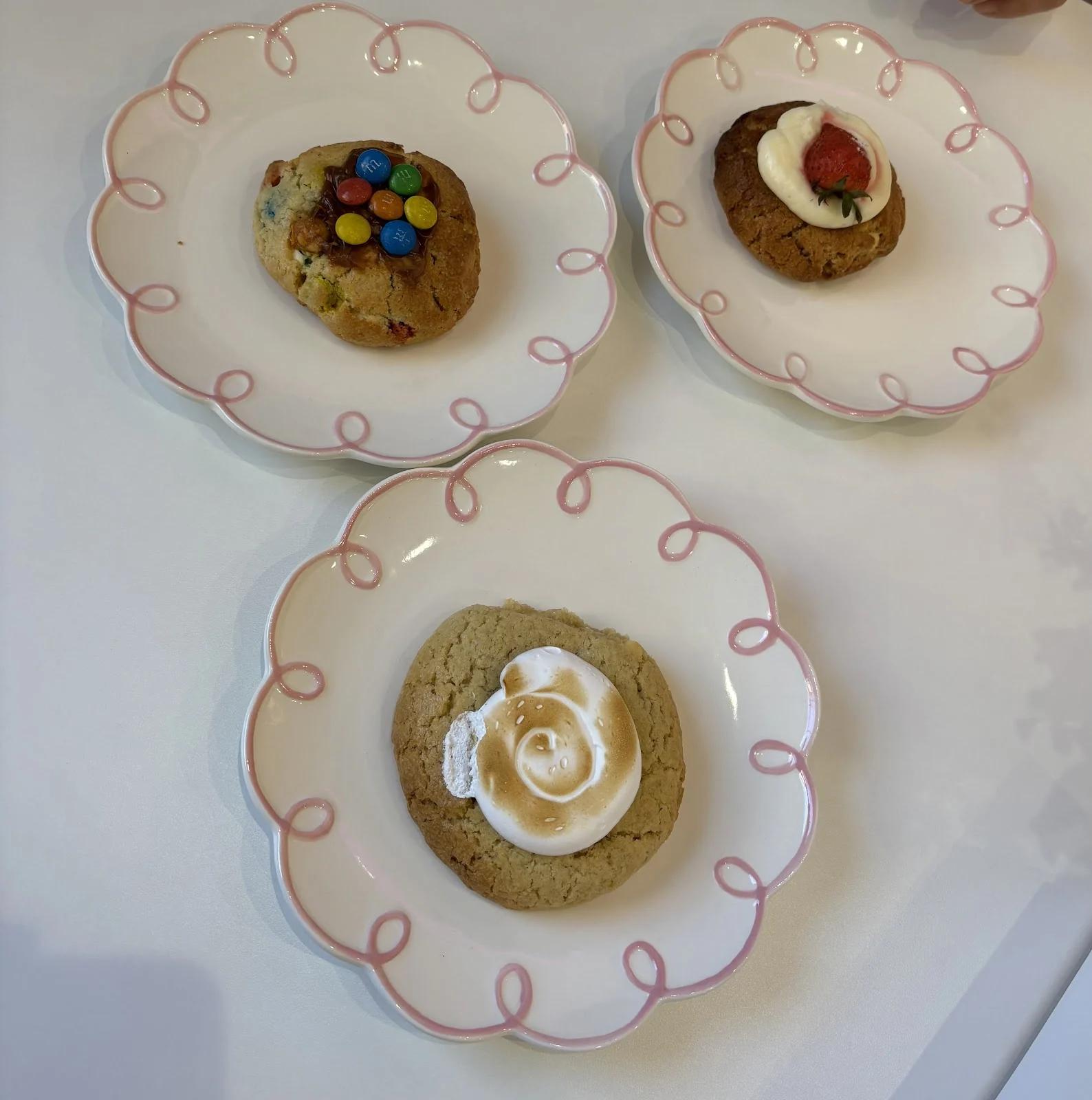 Galletas decoradas a mano en platos de flor