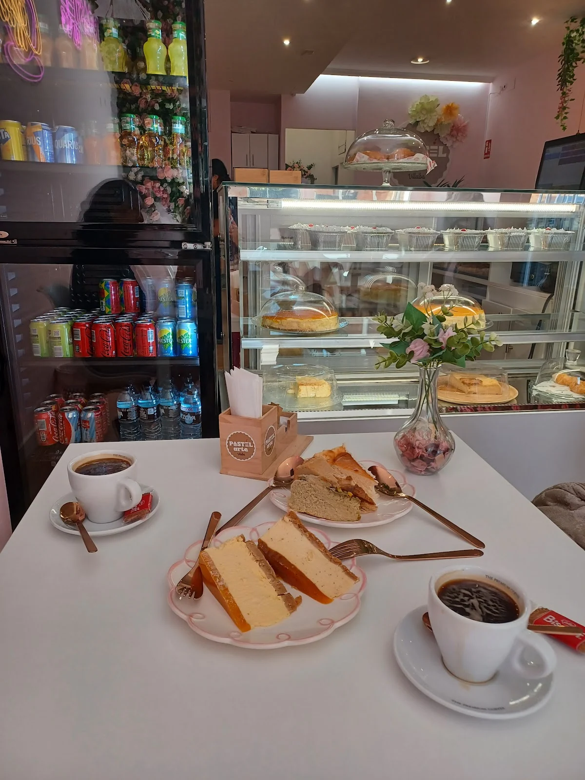 Sándwich mixto con café