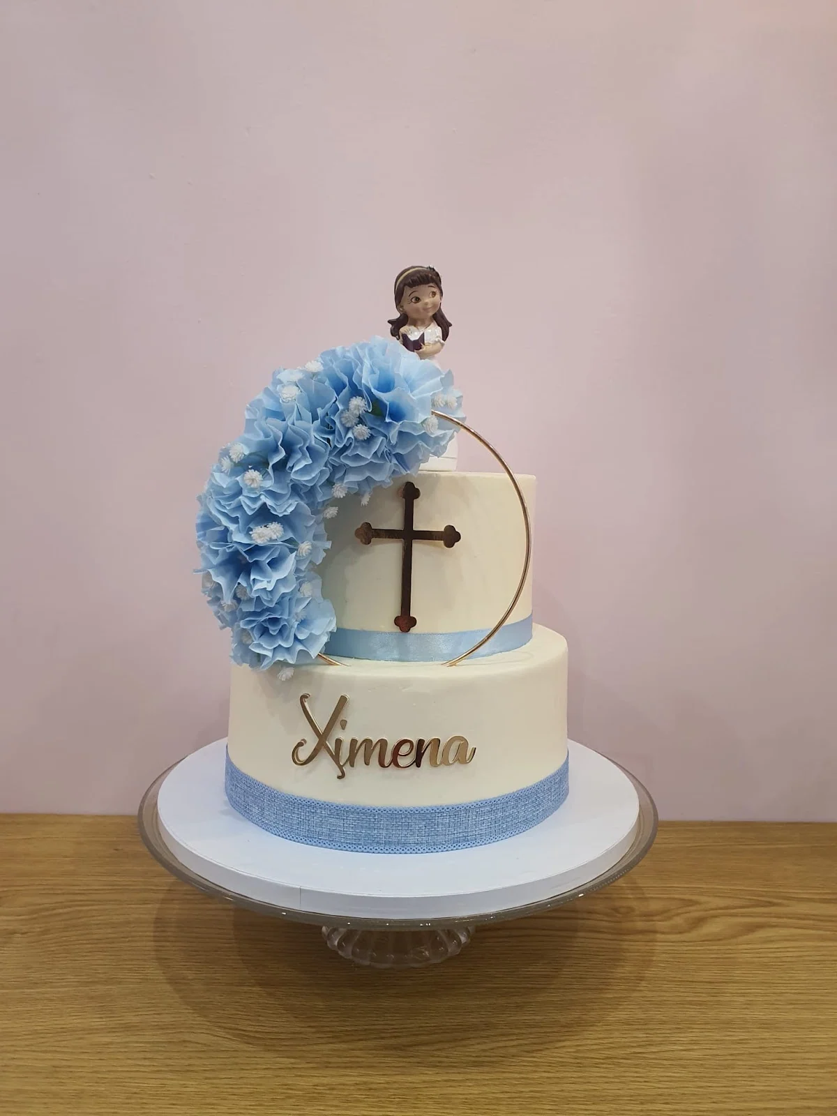 Tarta de comunión de dos pisos en azul y blanco