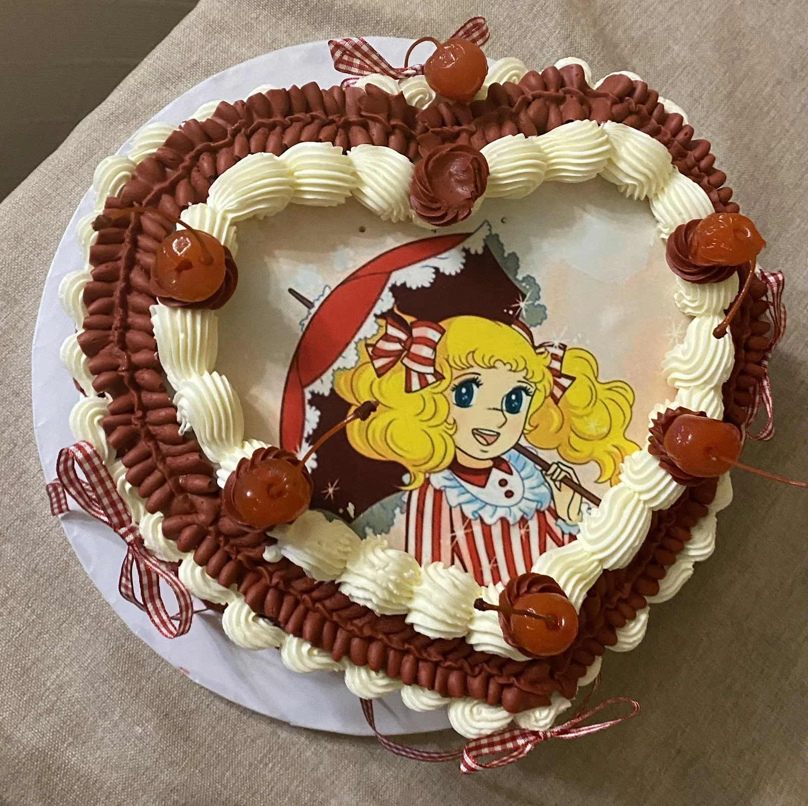 Tarta con forma de corazón y dibujo