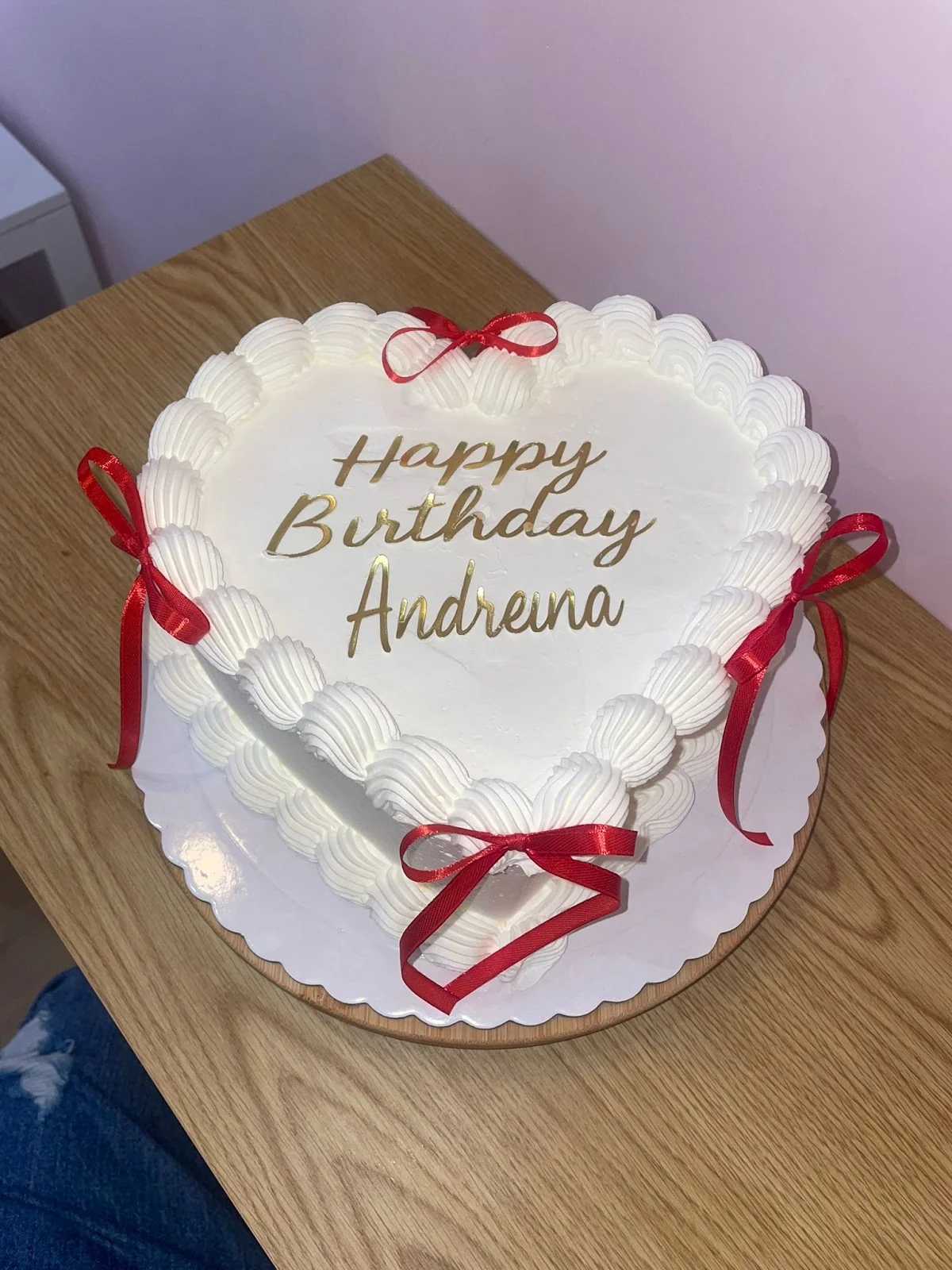 Tarta de cumpleaños blanca con lazos rojos y letras