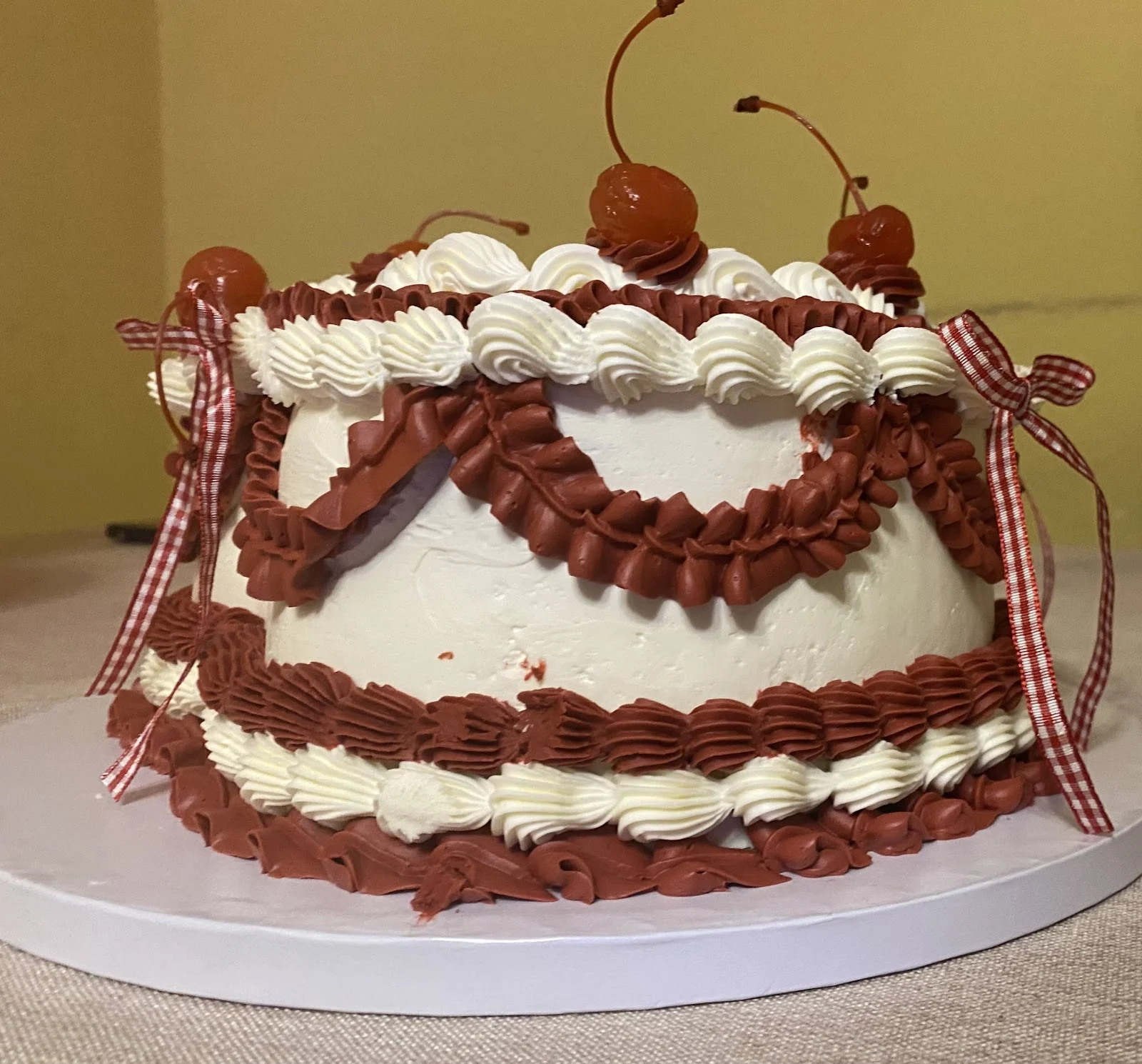 Tarta de nata y chocolate con cerezas