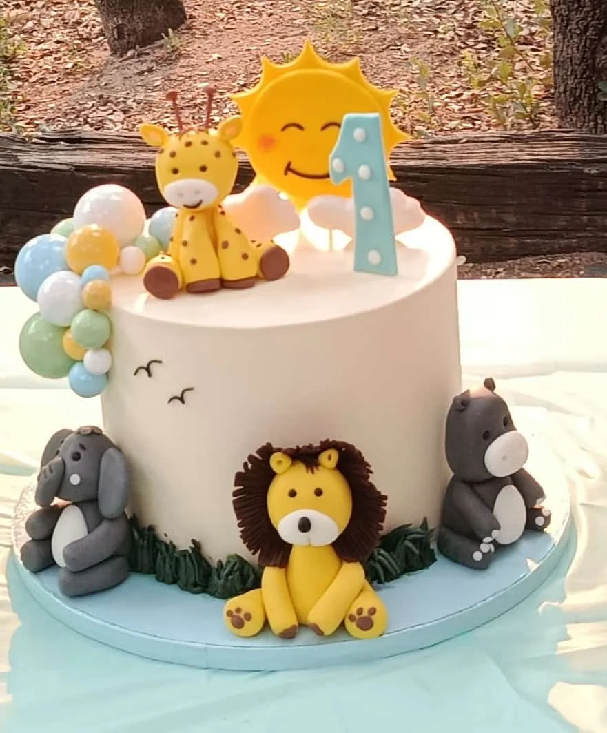 Tarta infantil de safari con animales de fondant