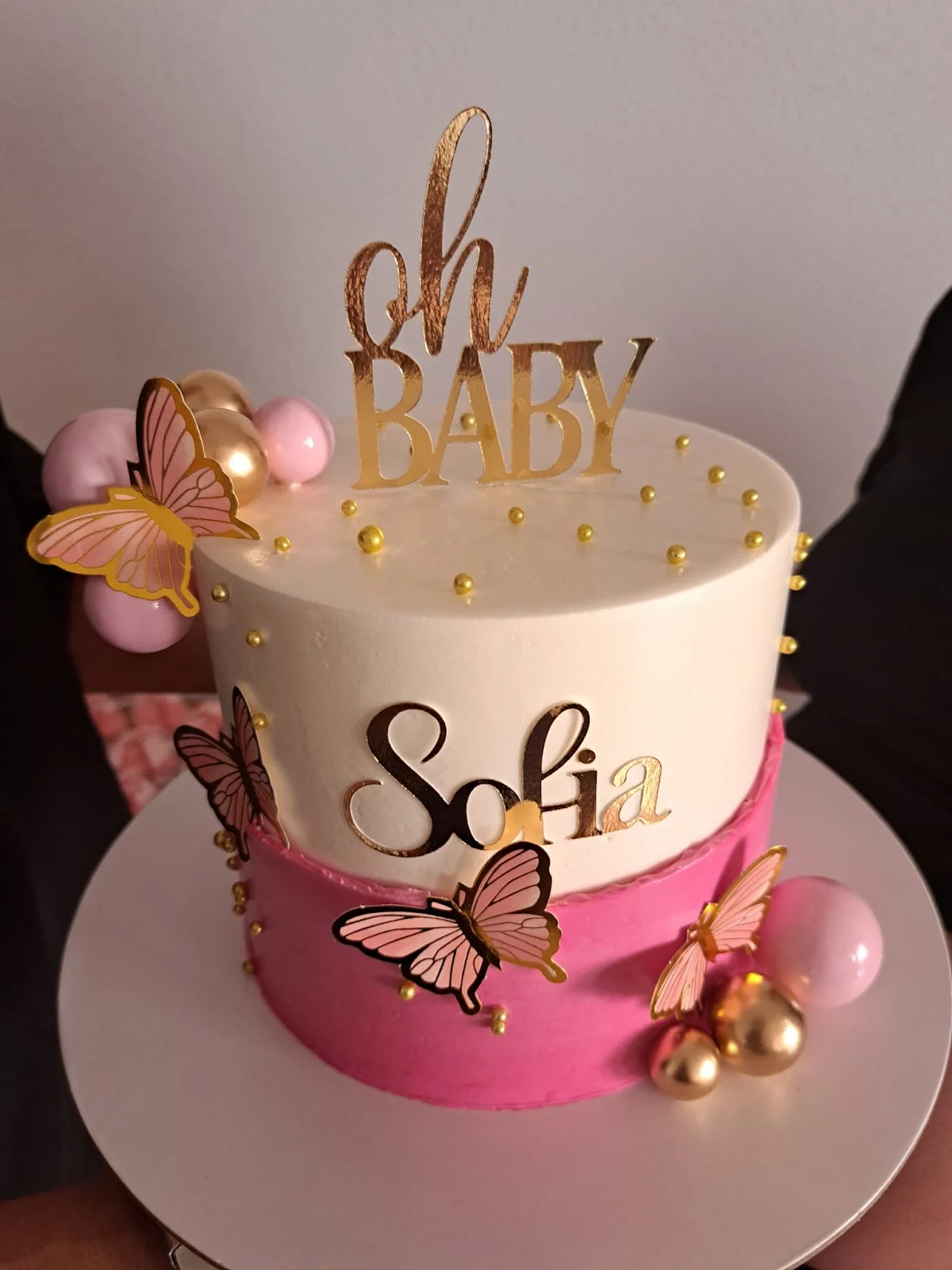 Tarta rosa de baby shower con mariposas